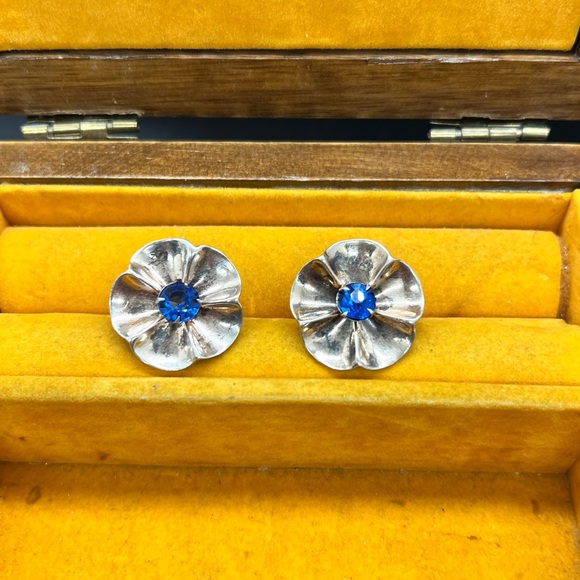 Vintage Silver Flower Shaped Earrings | Screw Back - Picture 12 of 13